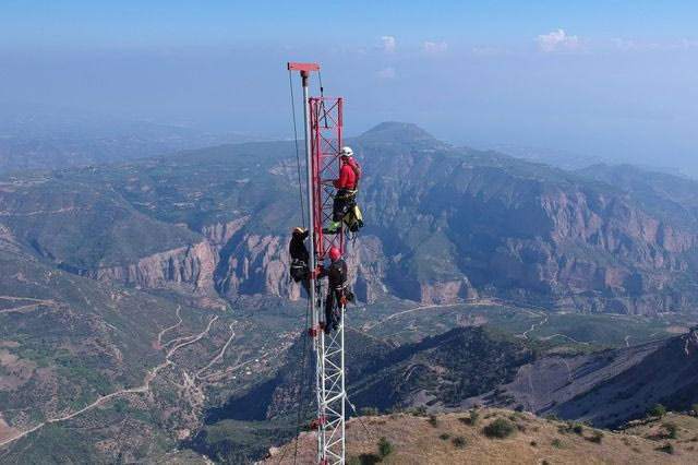 Κρεμασμένοι στα 100 μέτρα: Οι άνθρωποι που δουλεύουν εκεί που οι άλλοι ζαλίζονται