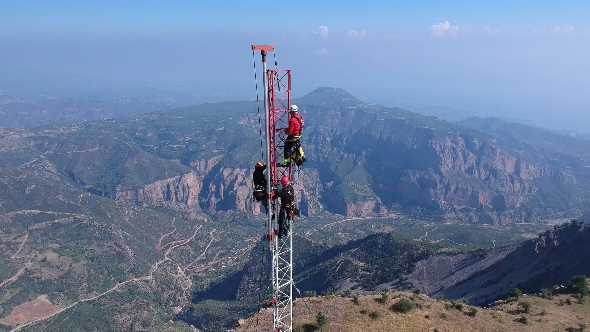 Κρεμασμένοι στα 100 μέτρα: Οι άνθρωποι που δουλεύουν εκεί που οι άλλοι ζαλίζονται