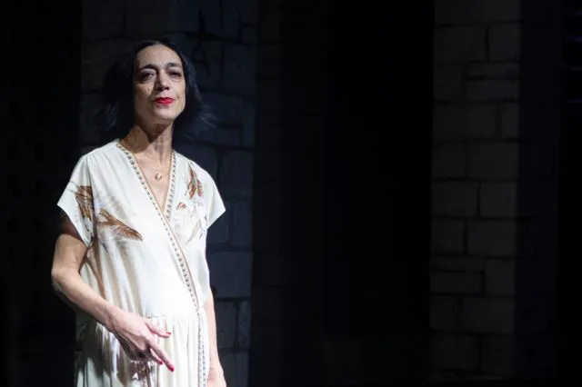 Είδαμε την Έντα – Και η Έλενα Τοπαλίδου καίει τα πάντα στο πέρασμά της