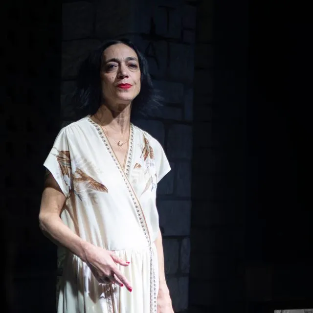 Είδαμε την Έντα – Και η Έλενα Τοπαλίδου καίει τα πάντα στο πέρασμά της