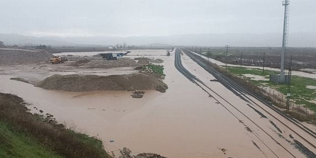 Λάρισα: Διεκόπη η σιδηροδρομική συγκοινωνία Αθηνών-Θεσσαλονίκης – Πλημμύρισαν οι ράγες