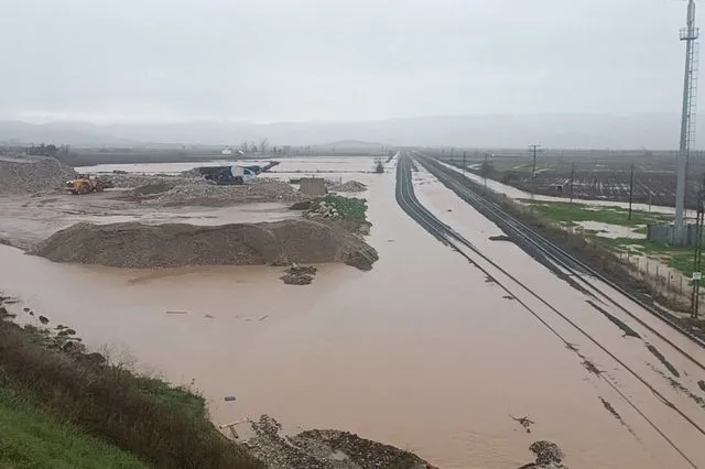 Λάρισα: Διεκόπη η σιδηροδρομική συγκοινωνία Αθηνών-Θεσσαλονίκης – Πλημμύρισαν οι ράγες