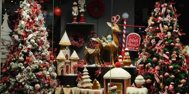 Στολισμένο για τα Χριστούγεννα κατάστημα