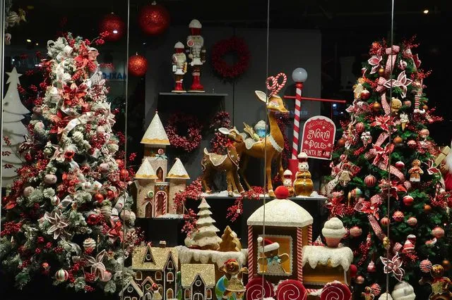 Στολισμένο για τα Χριστούγεννα κατάστημα