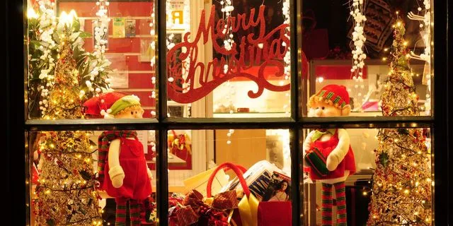 Βιτρίνα καταστήματος στολισμένη για Χριστούγεννα