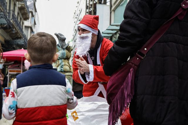 Στιγμιότυπο από τον πεζόδρομο της οδού Ερμού, στην Αθήνα, Κυριακή 21 Δεκεμβρίου 2025