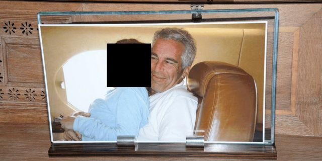 Αυτή η φωτογραφία με επεξεργασμένο περιεχόμενο, που δόθηκε στη δημοσιότητα από το Υπουργείο Δικαιοσύνης των ΗΠΑ, δείχνει μια κορνιζαρισμένη φωτογραφία του Τζέφρι Έπσταϊν με ένα άτομο στην αγκαλιά του, καταγραμμένη στις 12 Αυγούστου 2019