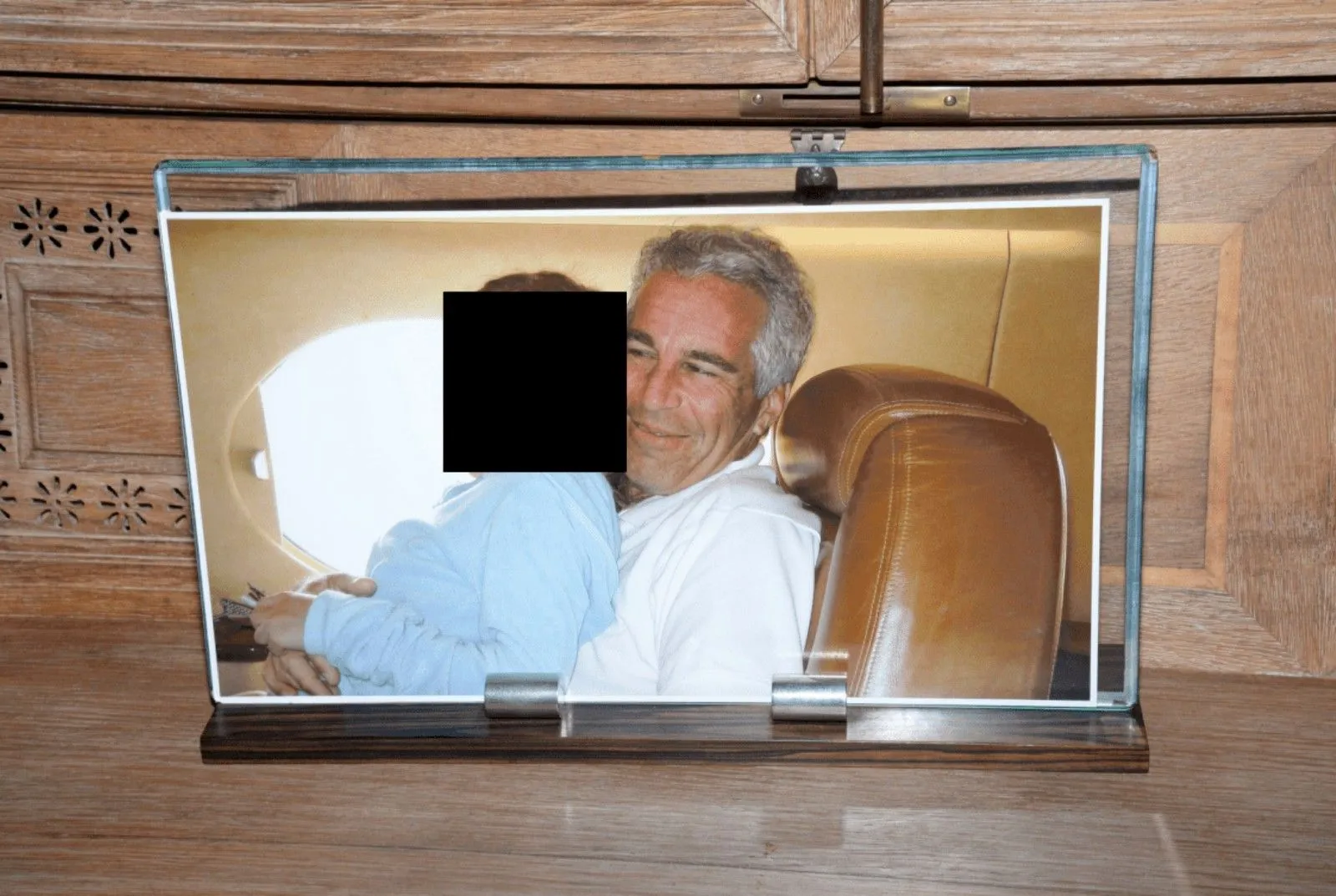 Αυτή η φωτογραφία με επεξεργασμένο περιεχόμενο, που δόθηκε στη δημοσιότητα από το Υπουργείο Δικαιοσύνης των ΗΠΑ, δείχνει μια κορνιζαρισμένη φωτογραφία του Τζέφρι Έπσταϊν με ένα άτομο στην αγκαλιά του, καταγραμμένη στις 12 Αυγούστου 2019