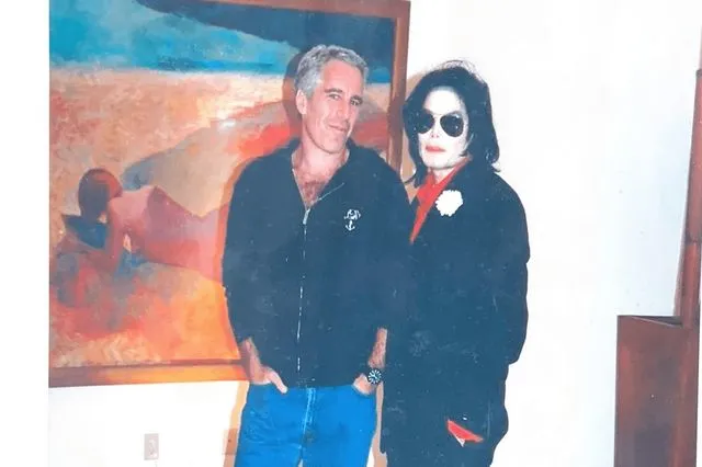 Αυτή η αχρονολόγητη φωτογραφία, που δημοσιοποιήθηκε από το Υπουργείο Δικαιοσύνης των ΗΠΑ, δείχνει τον Τζέφρι Έπσταϊν και τον Μάικλ Τζάκσον