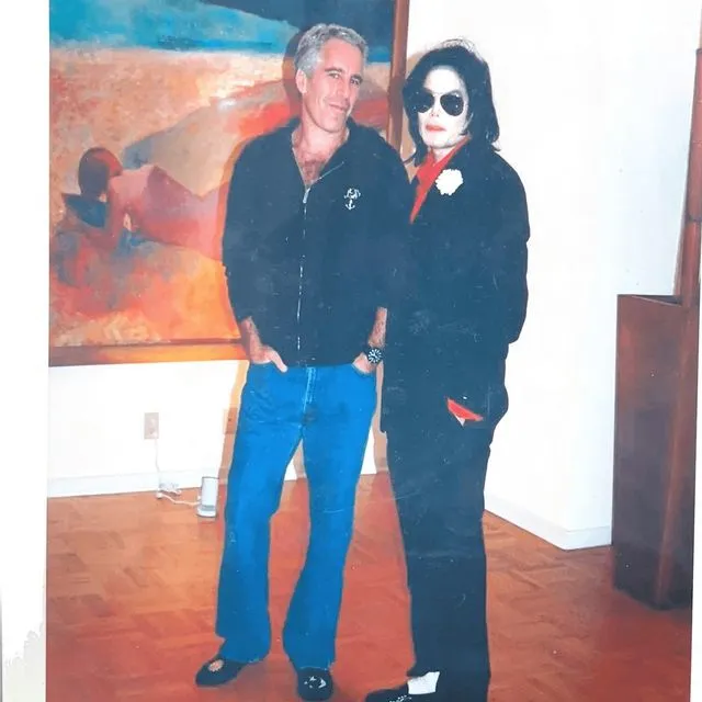 Αυτή η αχρονολόγητη φωτογραφία, που δημοσιοποιήθηκε από το Υπουργείο Δικαιοσύνης των ΗΠΑ, δείχνει τον Τζέφρι Έπσταϊν και τον Μάικλ Τζάκσον