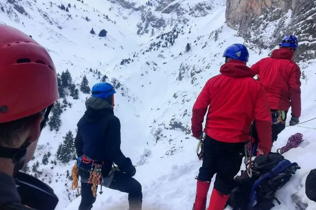 Έρευνα και επιχείρηση διάσωσης σε χιονισμένο βουνό (φωτογραφία αρχείου)