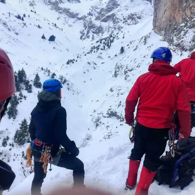 Έρευνα και επιχείρηση διάσωσης σε χιονισμένο βουνό (φωτογραφία αρχείου)