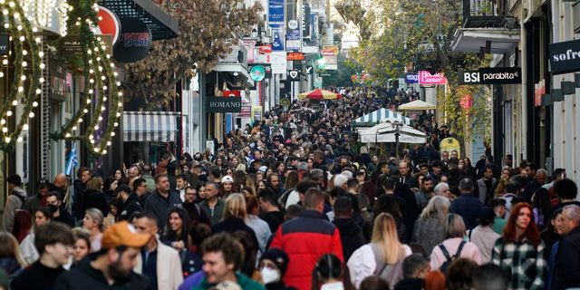 Κίνηση στην Ερμού κατά τη διάρκεια των Χριστουγέννων