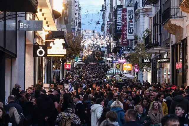 Κυριακή με ανοιχτά καταστήματα και σούπερ μάρκετ – Τι ώρα κλείνουν