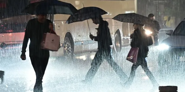 Κακοκαιρία “Byron”: Μπλακ άουτ στην Ερμού – Στο σκοτάδι πολλά καταστήματα