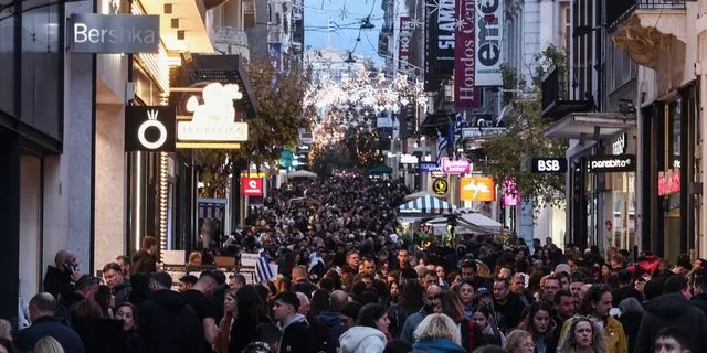 Εικόνες από την Χριστουγεννιάτικη αγορά της Ερμού