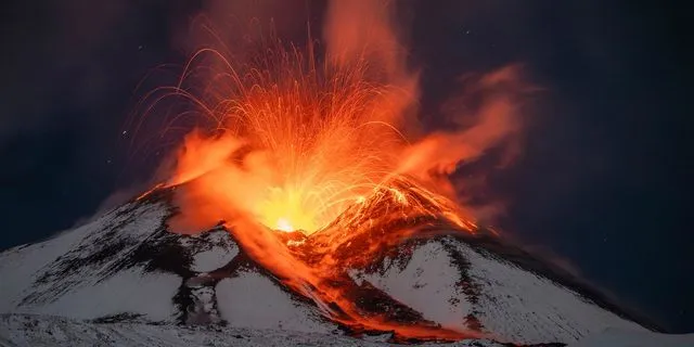 Η χιονισμένη Αίτνα “ξύπνησε”- Τεράστια σύννεφα τέφρας και καπνού