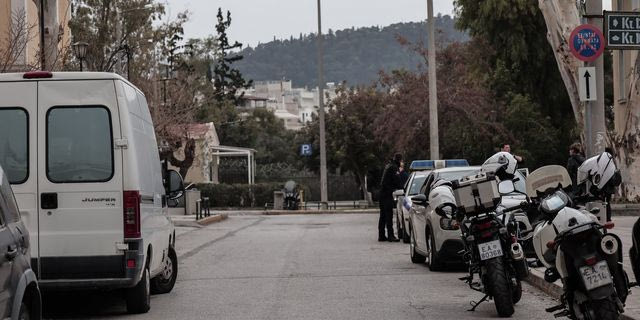 Περιπολικά έξω από την Ευελπίδων (φωτογραφία αρχείου)
