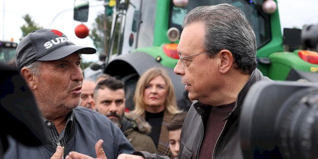 Ο ΠΡΟΕΔΡΟΣ ΤΟΥ ΣΥΡΙΖΑ - ΠΣ ΣΩΚΡΑΤΗΣ ΦΑΜΕΛΛΟΣ ΣΤΟ ΜΠΛΟΚΟ ΤΩΝ ΑΓΡΟΤΩΝ ΣΤΑ ΠΡΑΣΙΝΑ ΦΑΝΑΡΙΑ