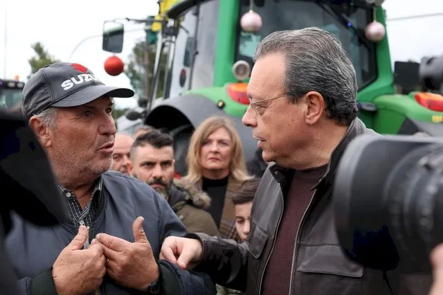 Ο ΠΡΟΕΔΡΟΣ ΤΟΥ ΣΥΡΙΖΑ - ΠΣ ΣΩΚΡΑΤΗΣ ΦΑΜΕΛΛΟΣ ΣΤΟ ΜΠΛΟΚΟ ΤΩΝ ΑΓΡΟΤΩΝ ΣΤΑ ΠΡΑΣΙΝΑ ΦΑΝΑΡΙΑ