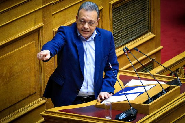 Προϋπολογισμός – Φάμελλος: “Φτωχοί οι πολίτες, πλούσια τα καρτέλ και οι γαλάζιες ακρίδες”