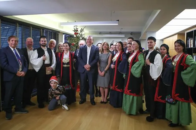 Τα χριστουγεννιάτικα κάλαντα άκουσε ο Σωκράτης Φάμελλος – Το μήνυμά του