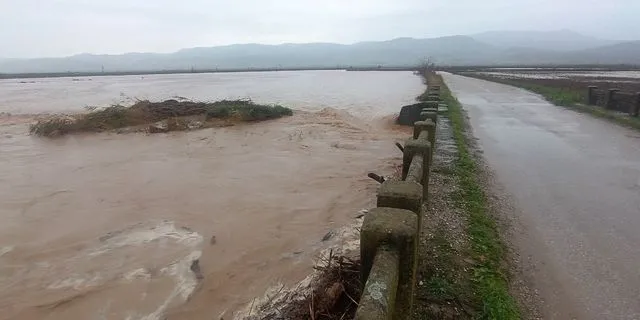 Κακοκαιρία Byron: “Βιβλική” καταστροφή στα Φάρσαλα – Εκκενώθηκε χωριό, πλημμύρισαν οι ράγες των τρένων