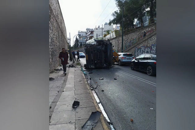 Γερανοφόρο ανετράπη στη Νέα Φιλαδέλφεια