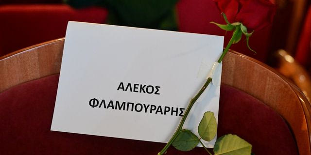 Ο Αλέξης Τσίπρας άφησε μια θέση κενή με το όνομα του Αλέκου Φλαμπουράρη κατά την παρουσίαση του βιβλίου του "Ιθάκη", στο θέατρο "Παλλάς". Μαζί άφησε ένα τριαντάφυλλο, στη μνήμη του ιστορικού στελέχους της Αριστεράς.