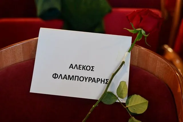 Ο Αλέξης Τσίπρας άφησε μια θέση κενή με το όνομα του Αλέκου Φλαμπουράρη κατά την παρουσίαση του βιβλίου του "Ιθάκη", στο θέατρο "Παλλάς". Μαζί άφησε ένα τριαντάφυλλο, στη μνήμη του ιστορικού στελέχους της Αριστεράς.