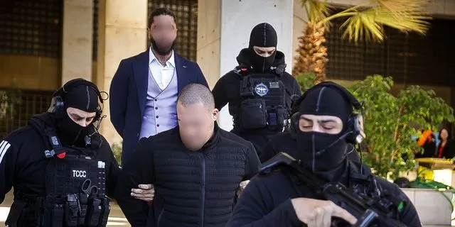 Στον εισαγγελέα εκτέλεσης ποινών οδηγήθηκαν ο 31χρονος ανιψιός του ιδιοκτήτη κάμπινγκ και ο 32χρονος επιχειρηματίας, οι οποίοι συνελήφθησαν το μεσημέρι της Τετάρτης (10/12) ως ηθικοί αυτουργοί της διπλής δολοφονίας στην Φοινικούντα στις αρχές Οκτωβρίου