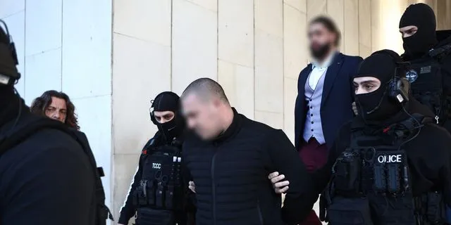 Η μεταγωγή των δύο συλληφθέντων για το έγκλημα στη Φοινικούντα