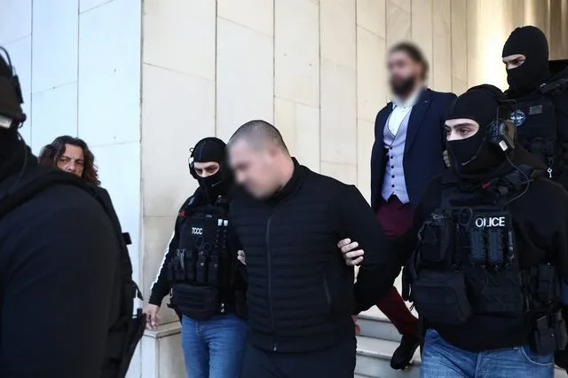 Η μεταγωγή των δύο συλληφθέντων για το έγκλημα στη Φοινικούντα