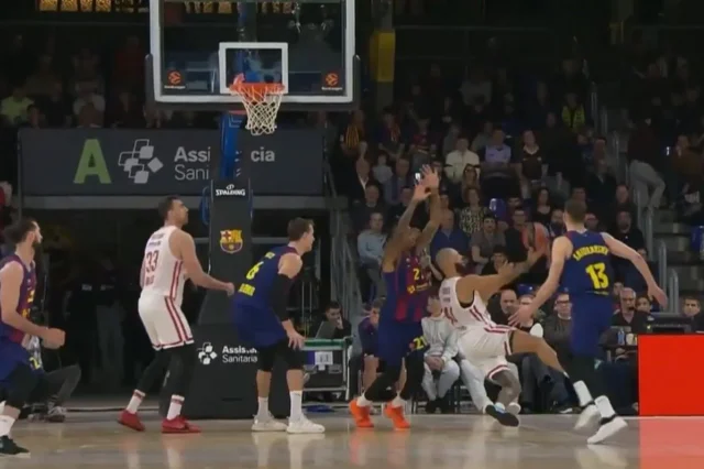 Μπαρτσελόνα – Ολυμπιακός: Τρελό λέι απ του Φουρνιέ με την πλάτη στο καλάθι