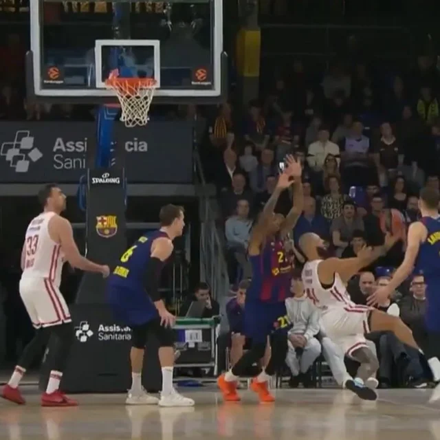 Μπαρτσελόνα – Ολυμπιακός: Τρελό λέι απ του Φουρνιέ με την πλάτη στο καλάθι