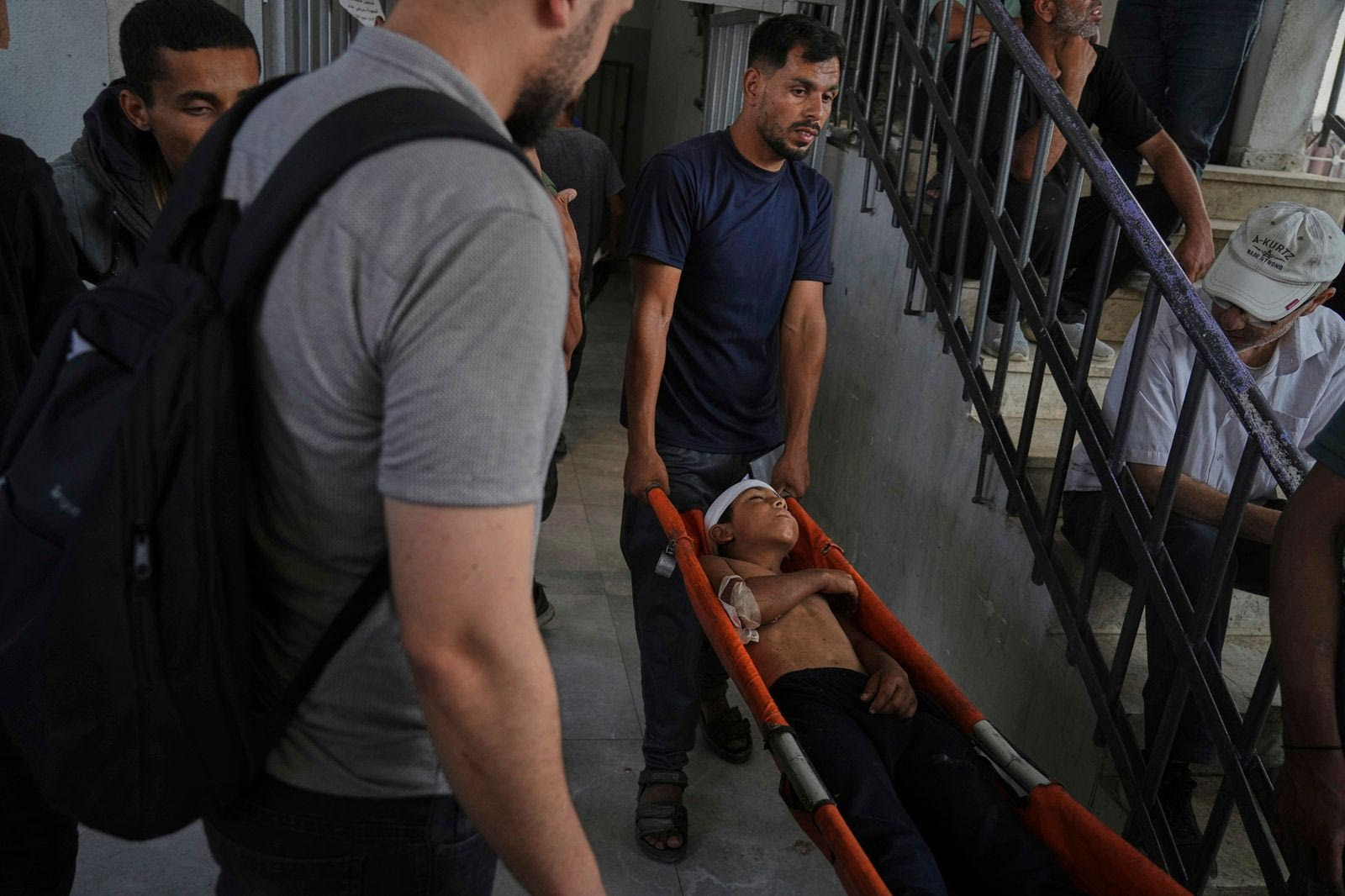 Ένα αγόρι που τραυματίστηκε σε πλήγμα του ισραηλινού στρατού μεταφέρεται στο νοσοκομείο Αλ-Σίφα στην πόλη της Γάζας, την Τρίτη 10 Ιουνίου 2025