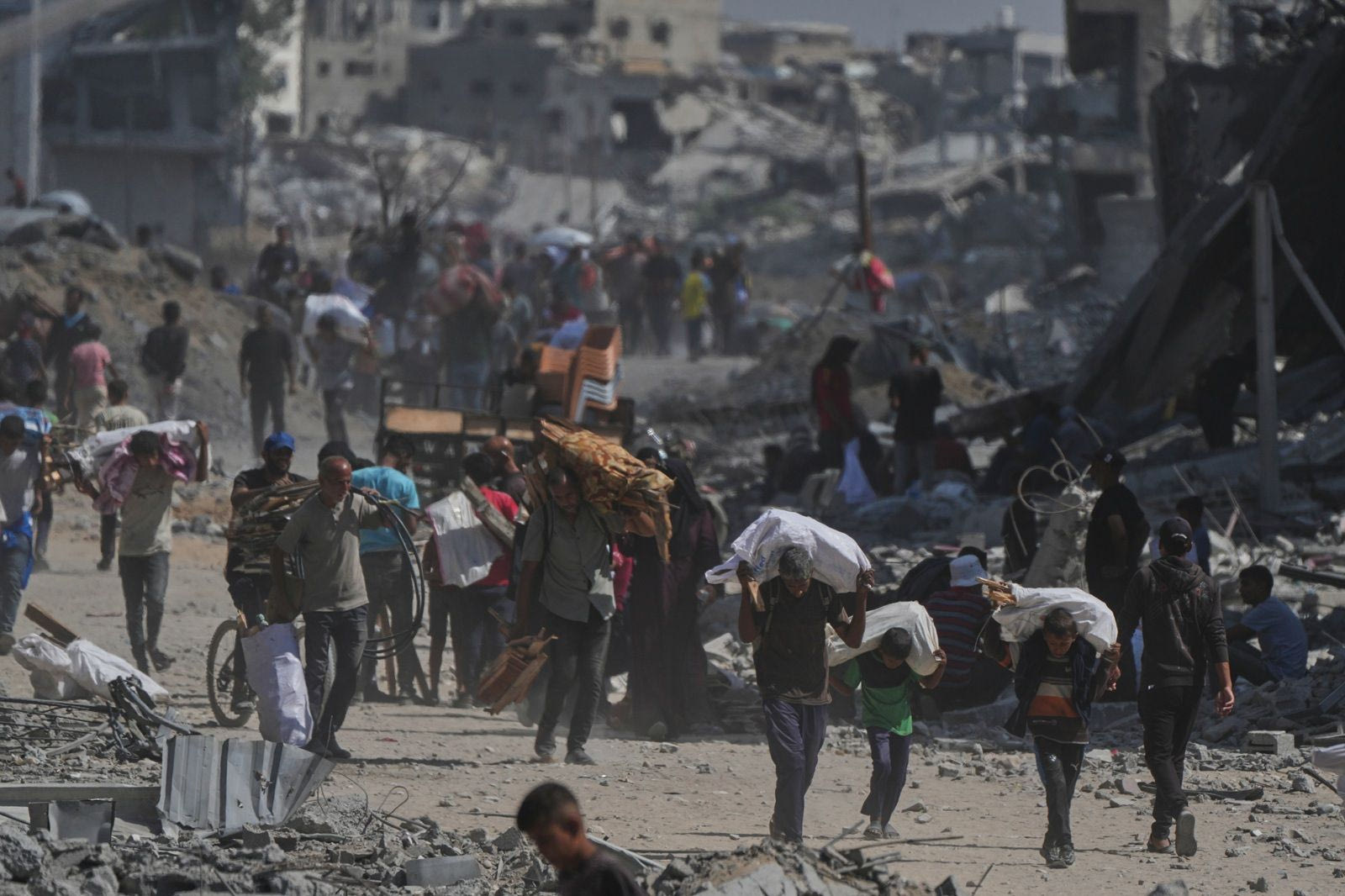 Οι σοροί Παλαιστινίων που επεστράφησαν από το Ισραήλ στο πλαίσιο της συμφωνίας κατάπαυσης του πυρός θάβονται στο Ντέιρ αλ-Μπάλαχ, στη Λωρίδα της Γάζας, την Κυριακή 23 Νοεμβρίου 2025