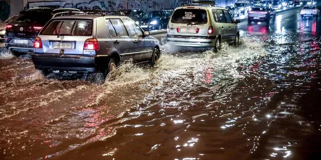 What to do if you are struck by lightning while in your car