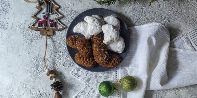 Κουραμπιέδες και μελομακάρονα