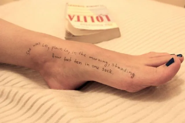 Στη βίλα Έπσταϊν έγραφαν φράσεις της “Λολίτα” σε σώματα κοριτσιών