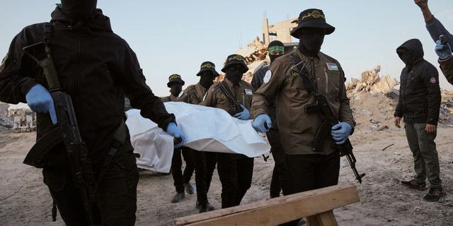 Μαχητές της Χαμάς μεταφέρουν τη σορό του προτελευταίου ομήρου