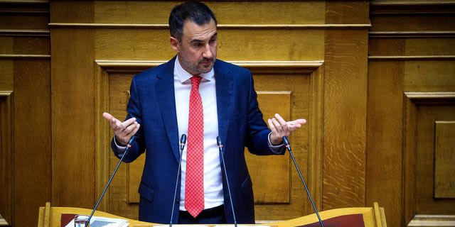 Ο Αλέξης Χαρίτσης στη Βουλή