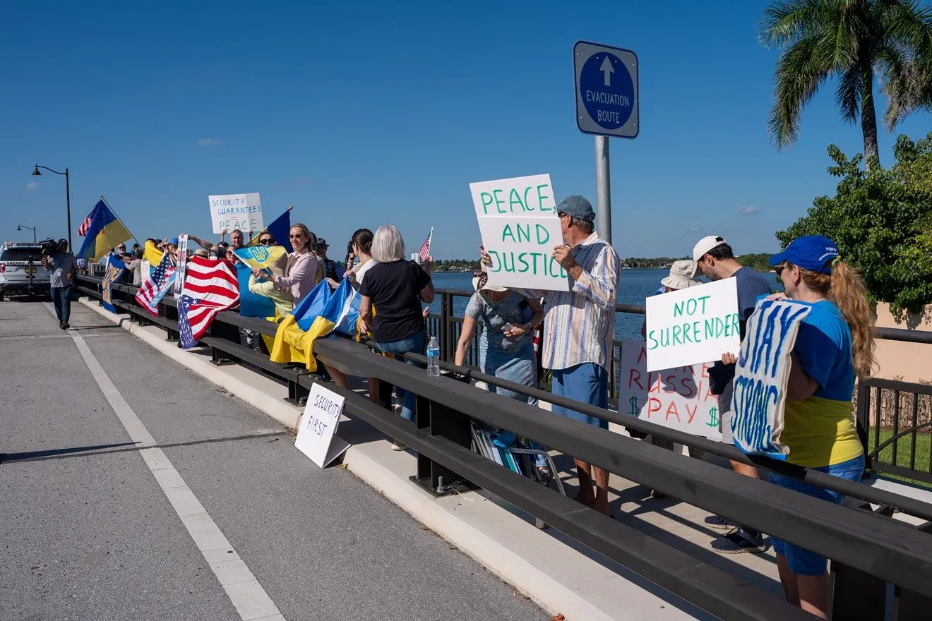 Διαδηλωτές συμμετέχουν σε μια «Συγκέντρωση υποστήριξης της Ουκρανίας» που διοργανώθηκε από την Ουκρανική Ένωση της Φλόριντα,