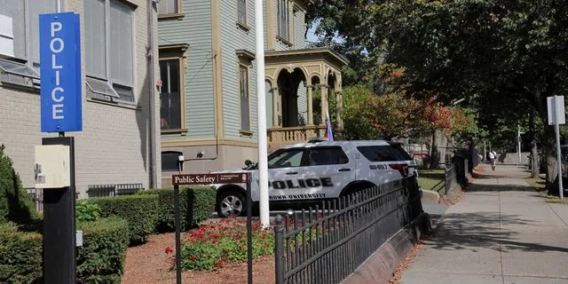 Οχήματα της Αστυνομίας στο campus του Πανεπιστήμιου Μπράουν