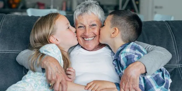 Γιαγιά με τα εγγόνια της