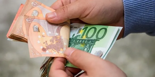 Δώρο Χριστουγέννων: Τι ισχύει για τους μισθωτούς – Πότε καταβάλλεται