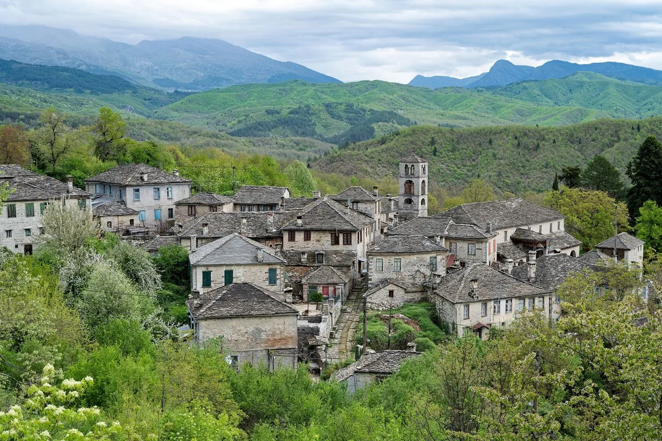 Το Δίλοφο, ορεινό χωριό τού νομού Ιωαννίνων και ανήκει στο συγκρότημα των Ζαγοροχωρίων