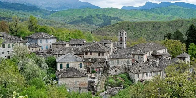 Το Δίλοφο, ορεινό χωριό τού νομού Ιωαννίνων και ανήκει στο συγκρότημα των Ζαγοροχωρίων