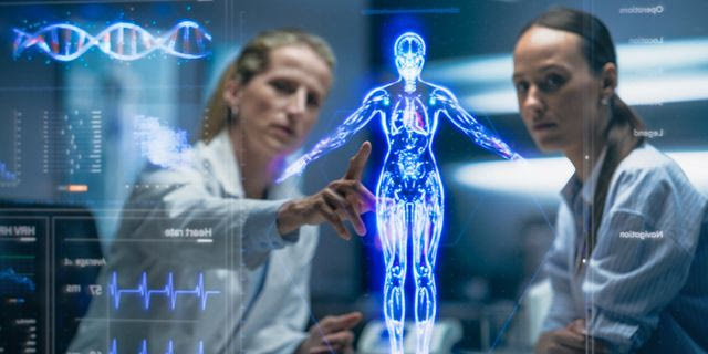 Γιατρός και ασθενής αναλύουν ένα ολογραφικό μοντέλο σώματος.
