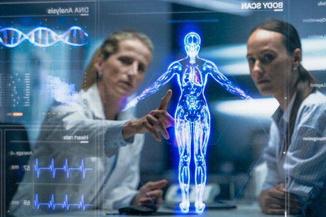 Γιατρός και ασθενής αναλύουν ένα ολογραφικό μοντέλο σώματος.